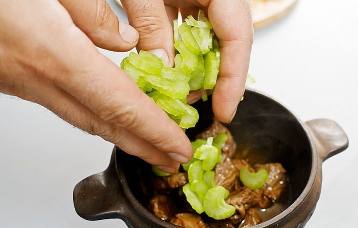 1. Этап. Телятина в горшочках: Сельдерей порежьте кусочками и добавьте к мясу.