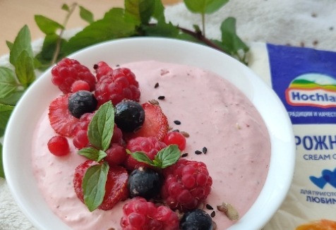 1. Этап. Клубничный боул с творожным сыром: Поверх выкладываем любимые ягоды.