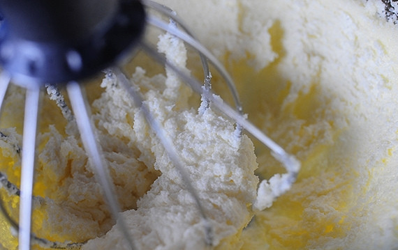 1. Этап. Французский шелковый пирог: 2. С помощью миксера взбейте масло, сахар, яйца и ванильный экстракт.