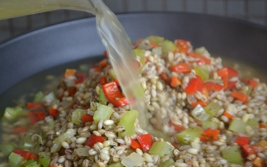 1. Этап. Гарнир из перловки с овощами: 8. Влейте воду или бульон (можно взять овощной или мясной). При необходимости еще немного подсолите и оставьте на медленном огне томиться до готовности крупы. Когда гарнир из перловки с овощами в домашних условиях готов, подавайте его к столу, присыпав зеленью.