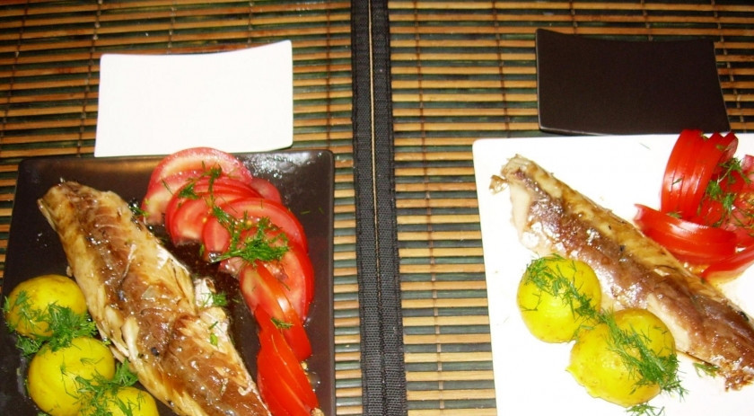 1. Этап. Скумбрия, запеченная в пакете: 5. Если готовите для ужина семьей, отделите филе от кости и подавайте скумбрию с овощами. Она отлично сочетается с картофелем и помидорами. Поскольку в этой рыбе нет мелких костей, филе можно кушать, не опасаясь, что попадутся косточки.