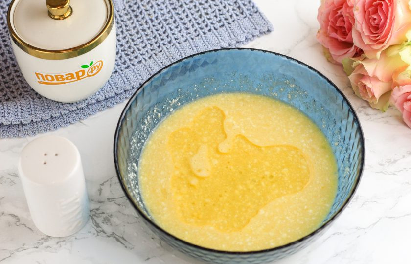 1. Этап. Медово-творожное печенье с орехами: Влейте растительное масло и всыпьте соль. Еще раз все взбейте.