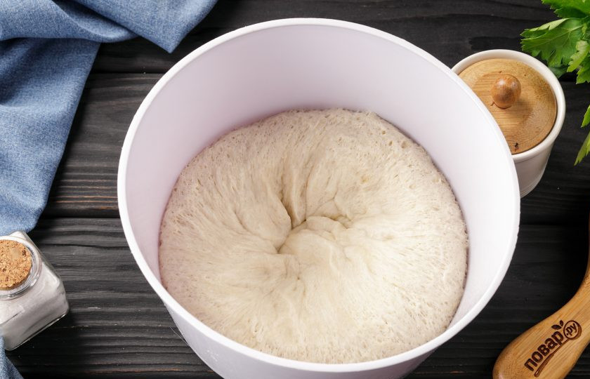 1. Этап. Армянский хачапури: Подошедшее тесто должно увеличиться почти в два раза, обомните его рукой.