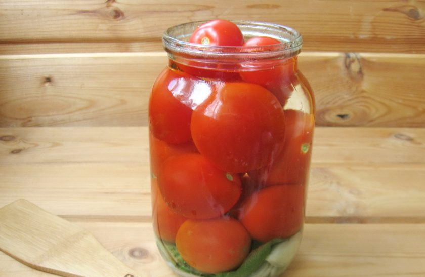 1. Этап. Помидоры на зиму с уксусом: Залейте банки кипящей водой, накройте стерилизованными крышками и дайте постоять 20 минут. После воду слейте в кастрюлю. Повторите эту процедуру еще раз.