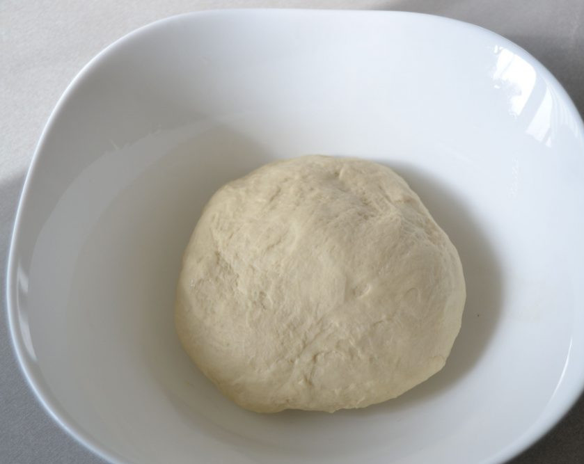 1. Этап. Булочки Римские чириолы: Смажьте миску для расстойки теста капелькой растительного масла, выложите округленное в шар тесто, оставьте при комнатной температуре для брожения на 2 часа.