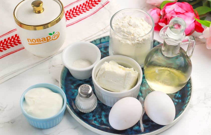 1. Этап. Творожные кексы в аэрогриле: Подготовьте указанные продукты. Творог можно использовать любой жирности, но не слишком влажный. Сметану допустимо заменить густым кефиром.