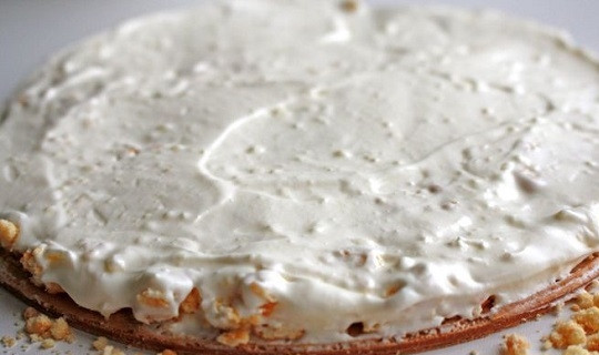 1. Этап. Простой тортик: 6. Выложите сверху крем, аккуратно распределяя его ложкой.