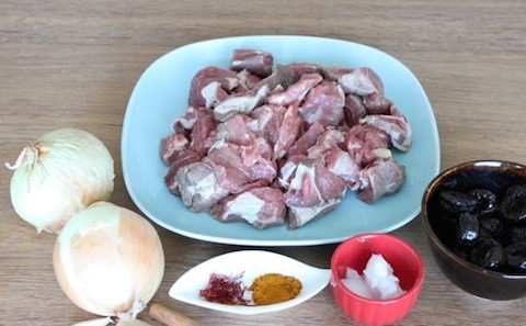 1. Этап. Тажин из ягненка с черносливом: 1. Вымойте мясо, обсушите и нарежьте небольшими кусочками. Посолите по вкусу и при желании поперчите. Измельчите лук, чеснок, имбирь.