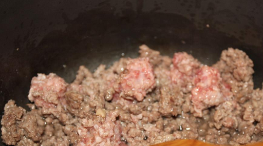 1. Этап. Суп с говяжьим фаршем: 1. Вливаем в мультиварку примерно 1 ст.л. растительного масла, выкладываем фарш, и подрумяниваем его в режиме 