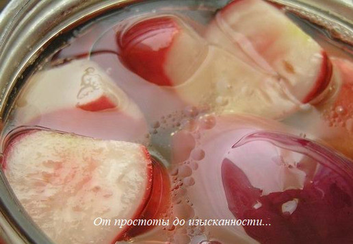 1. Этап. Маринованные овощи с мелиссой: Залейте маринадом, сверху добавьте масло.