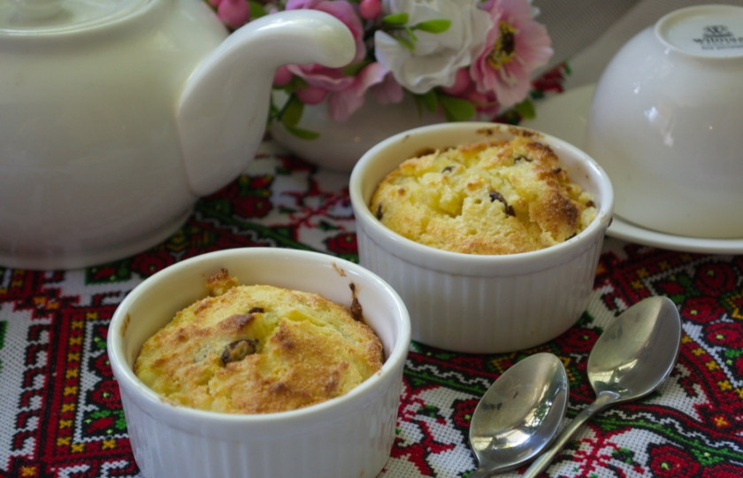 1. Этап. Запеканка из творога в духовке: Запекайте запеканку из творога в духовке около 25 минут при температуре 200 градусов.