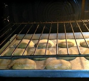 1. Этап. Печенье воздушное: Отправьте в разогретую духовку до 160 градусов на 12-15 минут. Печенье должно остаться светлым.