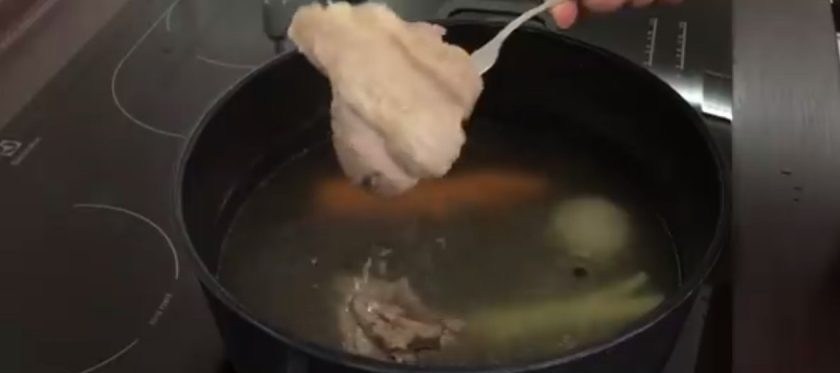 1. Этап. Макароны по-флотски (как у бабушки): 1. В кипящую воду отправьте перец, лавровый лист, соль и мясо. Добавьте луковицу, морковь и сельдерей. Готовое мясо выньте отдельно на тарелку, остудите и разрежьте на кусочки. Овощи больше не понадобятся, а бульон оставьте.