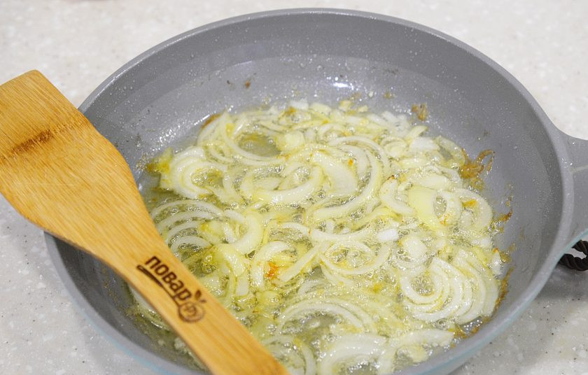 1. Этап. Курица с айвой тушеная: 5. Уберите курицу из сковороды. Лук нарежьте полукольцами и обжарьте в той же сковороде.