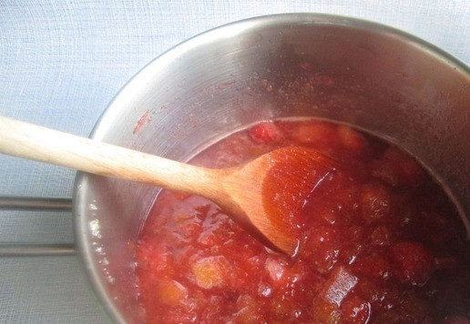 1. Этап. Джем из ревеня, клубники и изюма: Варить на среднем огне до загустения, приблизительно 15 минут. Затем снять с огня и переложить в подготовленные банки.