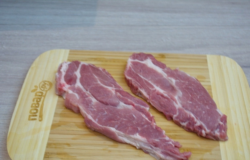 1. Этап. Шницель (классический рецепт): Для приготовления шницеля классического нам необходимо взять мясо телятины. Нарежьте его на пластины.