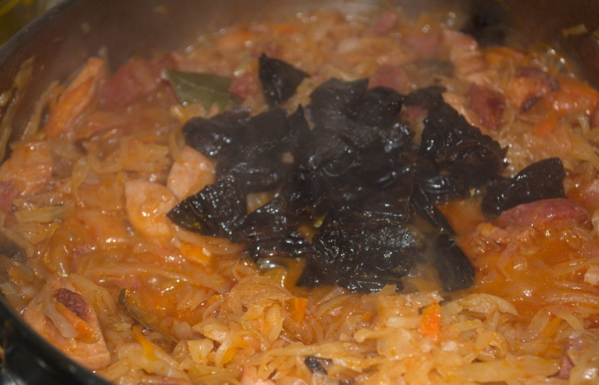 1. Этап. Мясо по-староуральски: Тушите все вместе еще минут 10. Всего блюдо на огне должно провести около 2-2,5 часов. Тушится очень долго. Скорее томится, чем кипит. Огонь должен быть небольшим.