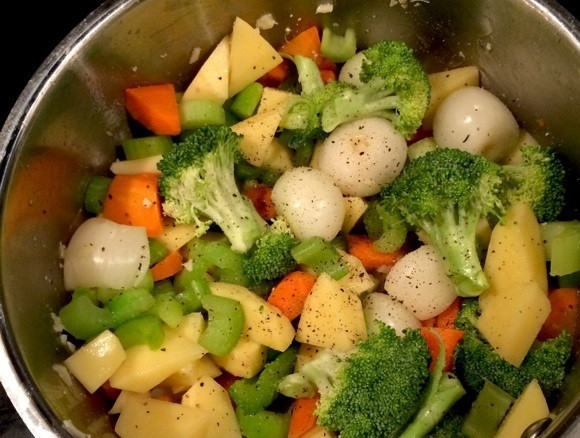 1. Этап. Куриный пирог в горшочке: 7. Периодически помешивайте овощи и готовьте еще пару минут.