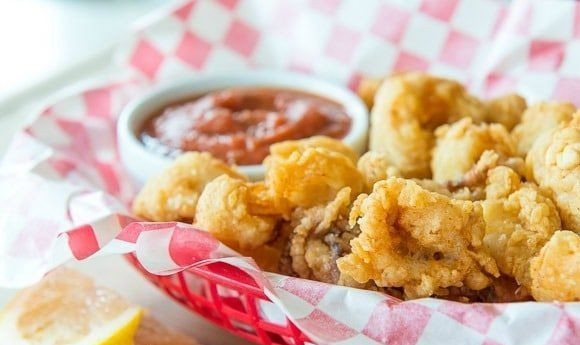 1. Этап. Кальмары фри: 6. Затем с кальмаров уберите лишнее масло. Подавайте с соусом. Приятного аппетита!