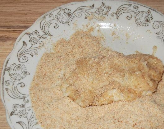 1. Этап. Котлеты из фарша минтая: 9. И, формируя котлетки, обваляйте их в панировочных сухарях.