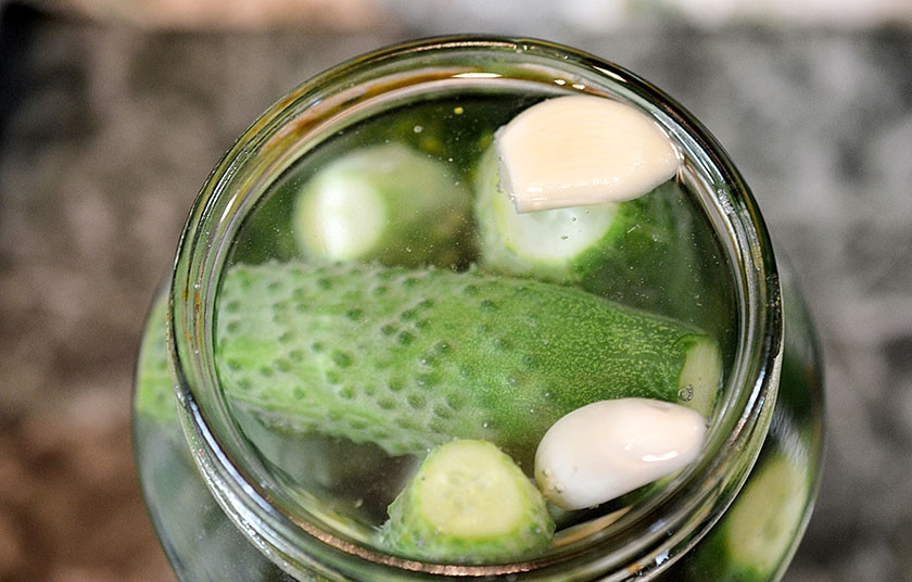 1. Этап. Хрустящие малосольные огурчики: 3. Вскипятите воду, добавьте соль, сахар. Как только спадёт пар, залейте огурцы в банке и сразу добавьте чайную ложку уксуса. Не бойтесь уксуса, именно благодаря ему огурчики получаются очень хрустящими.