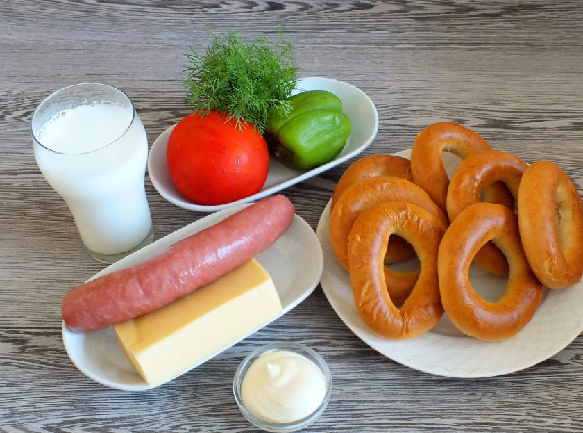 1. Этап. Мини-пиццы из баранок: Подготовьте необходимые ингредиенты.