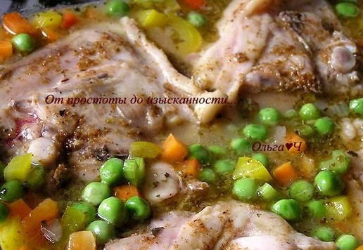 1. Этап. Курица в соусе из зеленого горошка: Верните курицу обратно, перевернув кожей вниз. Запекайте при 230*С еще 30 минут.