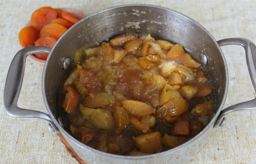 1. Этап. Варенье из яблок с курагой: Варим варенье на малом огне около 30-40 минут.