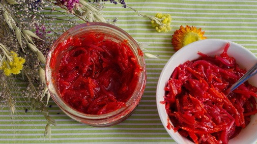 1. Этап. Заправка для борща на зиму: Готовую заправку разместите по стерилизованным банкам, закатайте крышками и оставьте в перевёрнутом виде до полного остывания. Затем банки можно перенести на хранение в прохладное место и хранить до зимы.