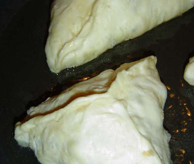 1. Этап. Пирожки с яблоками на сковороде: Разогреваем в сковороде растительное масло и обжариваем на нем пирожки со всех сторон до золотистого цвета. Пирожки получаются невероятно вкусными и ароматными. Приятного всем аппетита!