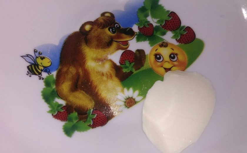 1. Этап. Суп молочный с вертушками: 4. Лучше, когда макаронные изделия будут немного твердыми (во время настаивания они набухнут, учитывайте этот факт, когда будете брать то или иное их количество). Добавьте в тарелку немного сливочного масла.