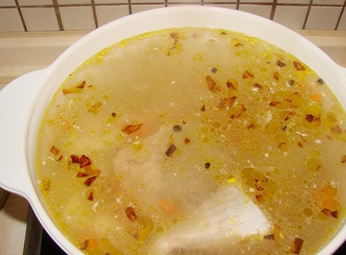 1. Этап. Уха со сливками: 8. Как только вода закипит, добавьте в кастрюлю овощи. Посолите по вкусу, при желании добавьте перец.