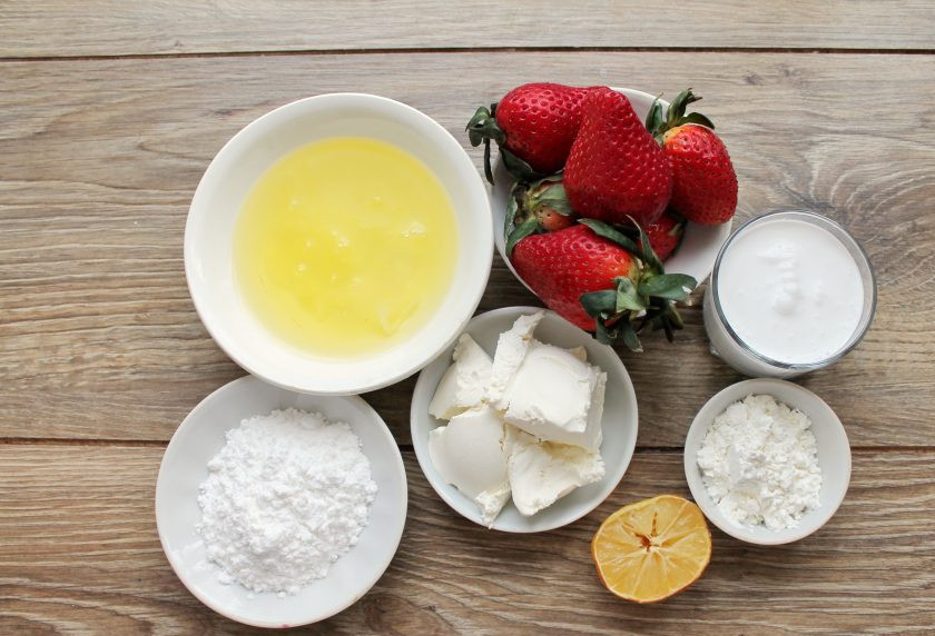 1. Этап. Меренговый рулет с клубникой: Подготовьте все необходимые ингредиенты. Ягоды переберите, удалите зеленые хвостики, вымойте и тщательно обсушите.