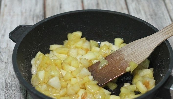 1. Этап. Пирог из дрожжевого теста с яблоками: Яблоки обжарьте немного, пока не пойдёт сок, в сковороде с сахаром и корицей.