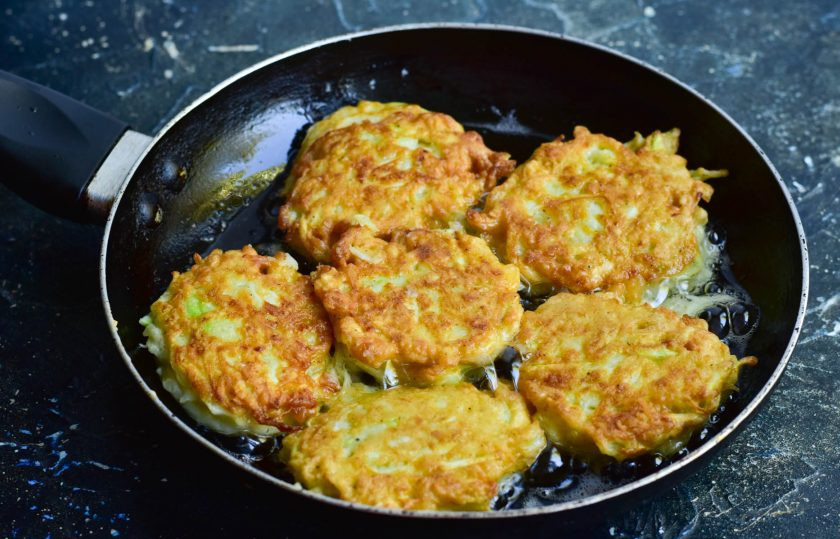 1. Этап. Колдуны из кабачков: Жарьте колдуны на минимальном огне до красивой и румяной корочки с двух сторон.