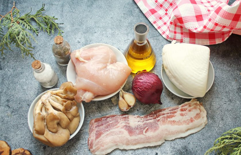 1. Этап. Куриный рулет с грибами, беконом и сыром: Подготовьте все необходимые ингредиенты для приготовления куриного рулета с грибами, сыром и беконом. Грибы переберите, сполосните и дайте воде стечь.