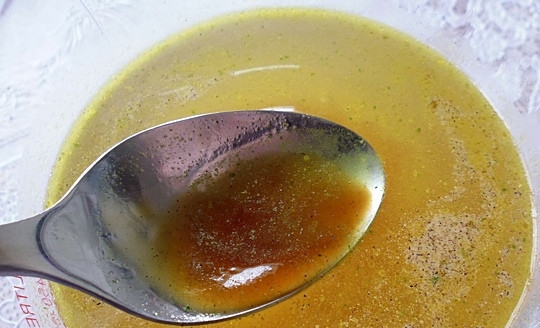 1. Этап. Цыпленок на зеленой подушке: Курицу порежьте средними кусочками, добавьте вино, оставьте на 30 минут. Соевый соус смешайте с бульоном, солью и сахаром.