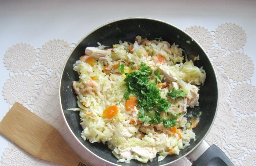 1. Этап. Рис по-сингапурски: Влейте соевый соус, добавьте измельченную зелень и чеснок. Перемешайте все ингредиенты.