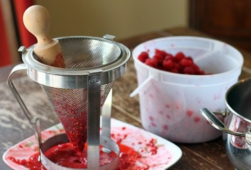 1. Этап. Желе из малины без варки: Измельчаем малину. Есть два способа. Либо измельчить ее блендером или перетереть через сито. Разница в том, что во втором случае желе будет без косточек.