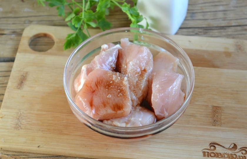 1. Этап. Курица в кисло-сладком соусе с ананасами: Замаринуйте курицу в соевом соусе с добавлением соли на 15 минут, а затем выложите ее в сковороду и жарьте минут 7-8 до золотистого цвета.