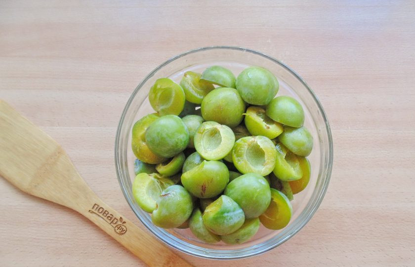 1. Этап. Варенье из зеленых слив на зиму: Сливы вымойте, разрежьте на половинки, и удалите косточки.