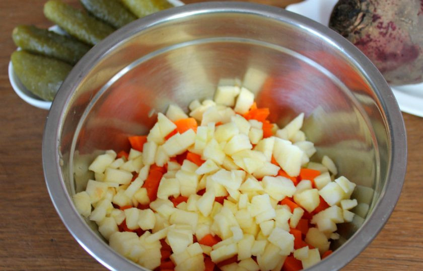 1. Этап. Винегрет с жареным луком: Яблоко чистим, режем и высыпаем в миску к овощам.
