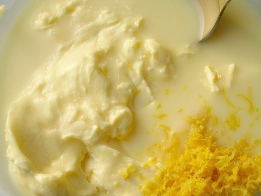 1. Этап. Слоеный торт со сгущенкой: 6. Соедините размягченное сливочное масло, сгущенку и цедру. Взбейте.