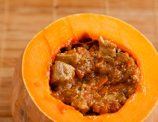 1. Этап. Тыква, фаршированная мясом: Наполняем готовой начинкой тыкву.