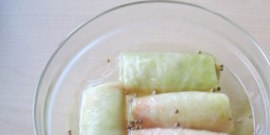 1. Этап. Голубцы консервированные: 6. Отдельно готовим маринад: заливаем воду, добавляем уксус, соль и специи, после чего ставим на огонь. Доводим до кипения и кипятим около 2 минут на слабом огне. Теперь заливаем маринадом голубцы и даем постоять около 25 минут до полного остывания.