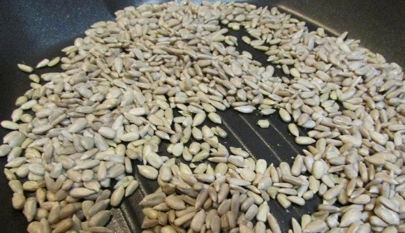 1. Этап. Халва подсолнечная Нежная: Снова разогрейте сковороду и высыпьте в нее очищенные от шелухи семечки подсолнечника. Обжаривайте их на сковороде, пока они хорошенько не прогреются.