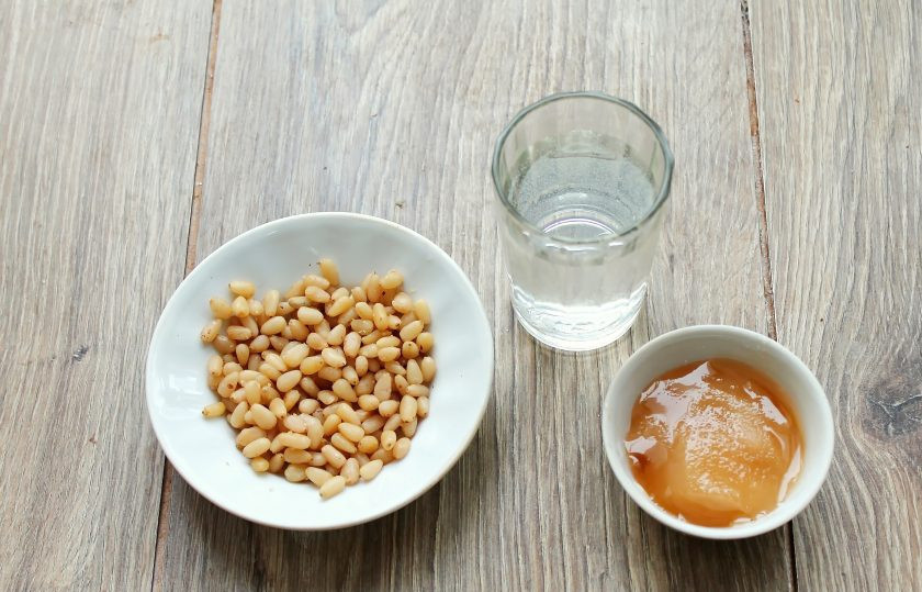 1. Этап. Самогон на кедровых орешках с медом: Подготовьте все необходимые ингредиенты для приготовления самогона на кедровых орешках с медом.