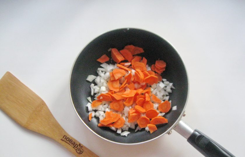 1. Этап. Рассольник без картошки: Морковь очистите, помойте и мелко нарежьте или натрите на терке. Добавьте к луку.