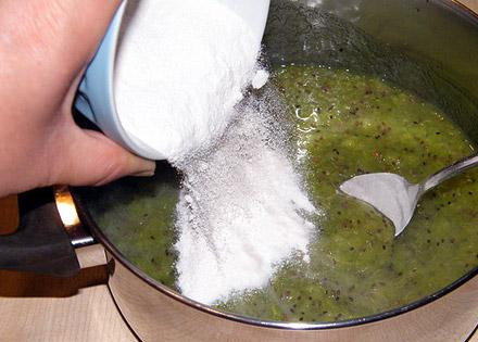 1. Этап. Желе из крыжовника: Добавить смесь в кастрюлю с крыжовником и киви. Довести до кипения, все помешивая. Немного поварить, пока растают сахар и добавка.