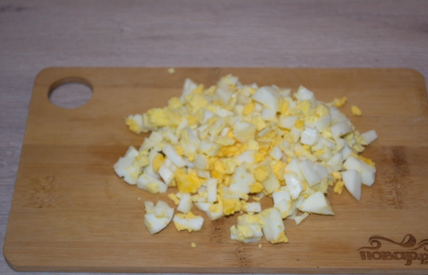 1. Этап. Салат Елочка: Отварные яйца нарежьте на небольшие кубики.